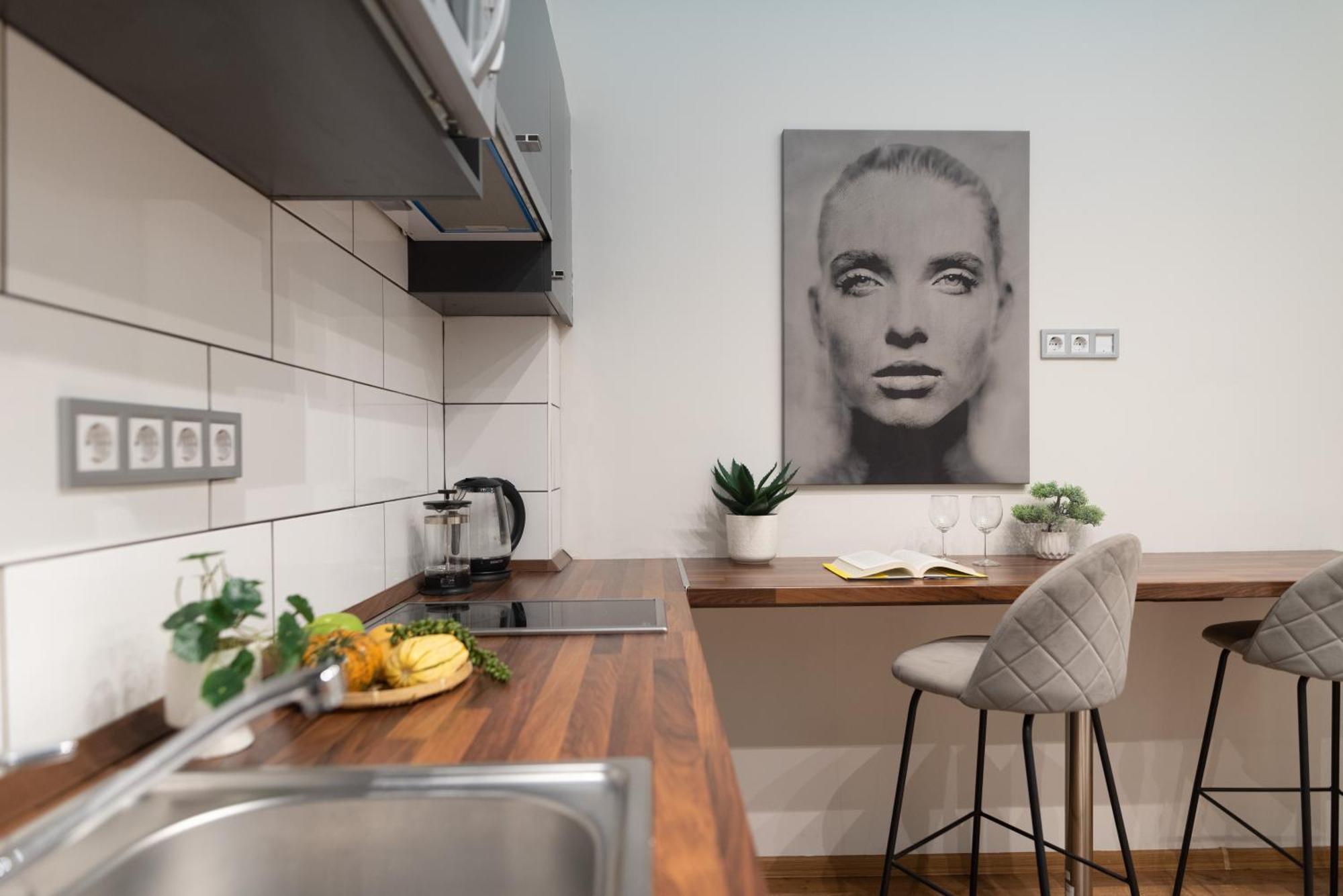 Chic Central 1Br Retreat Near New York Cafe With View بودابست المظهر الخارجي الصورة