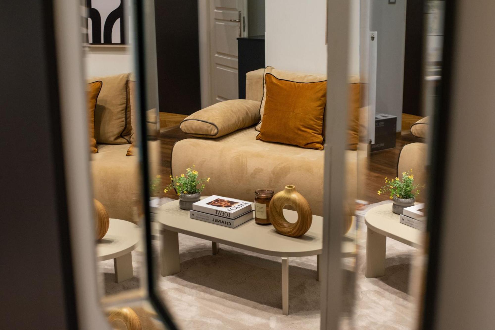 Chic Central 1Br Retreat Near New York Cafe With View بودابست المظهر الخارجي الصورة